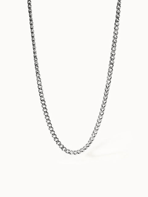 Silberne Kette mit glänzendem Design, elegant und modern, von PURELEI.