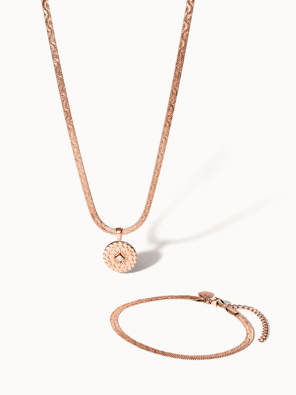 Roségoldene Kette und Armband von PURELEI mit filigranem Design, elegant und feminin.