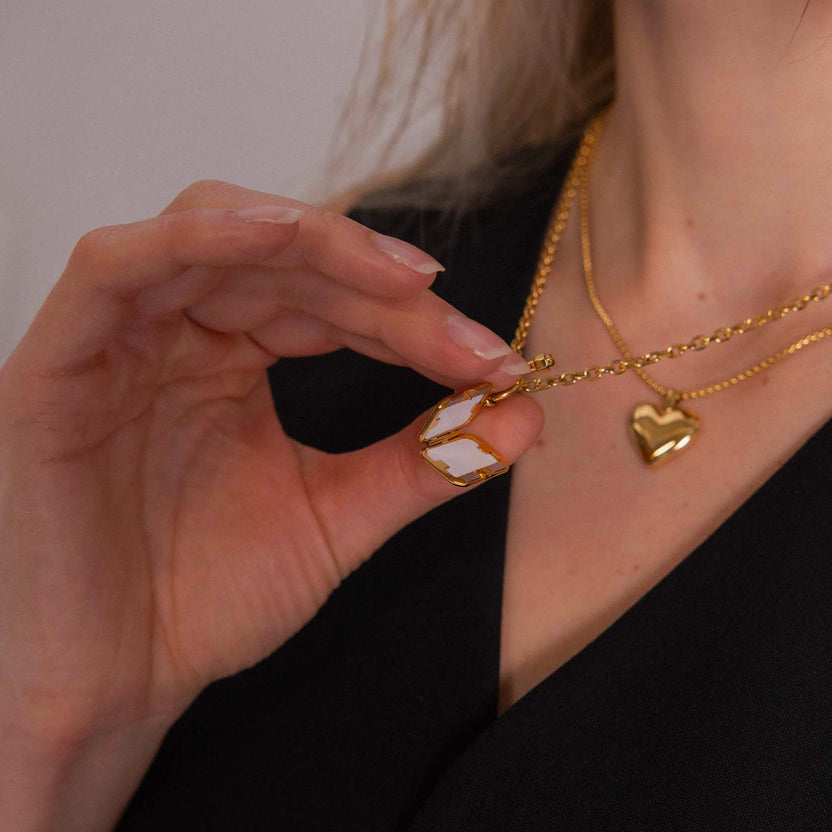 Roségoldene Kette mit Herz- und Muschel-Anhänger, elegant und feminin, von PURELEI.