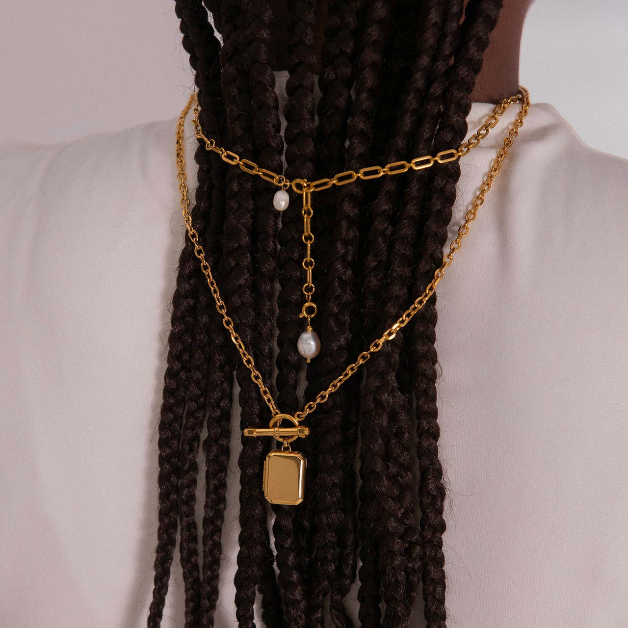 Silberne Kette mit Perlen und Anhänger, getragen im Haar, von PURELEI.