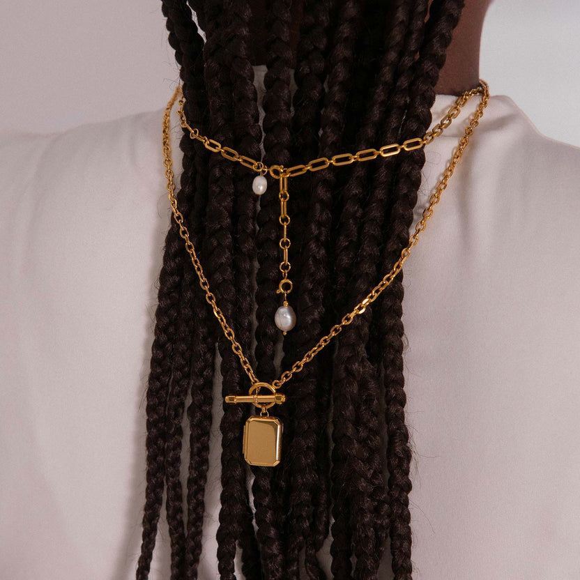 Silberne Kette mit Perlen und Anhänger, getragen im Haar, von PURELEI.