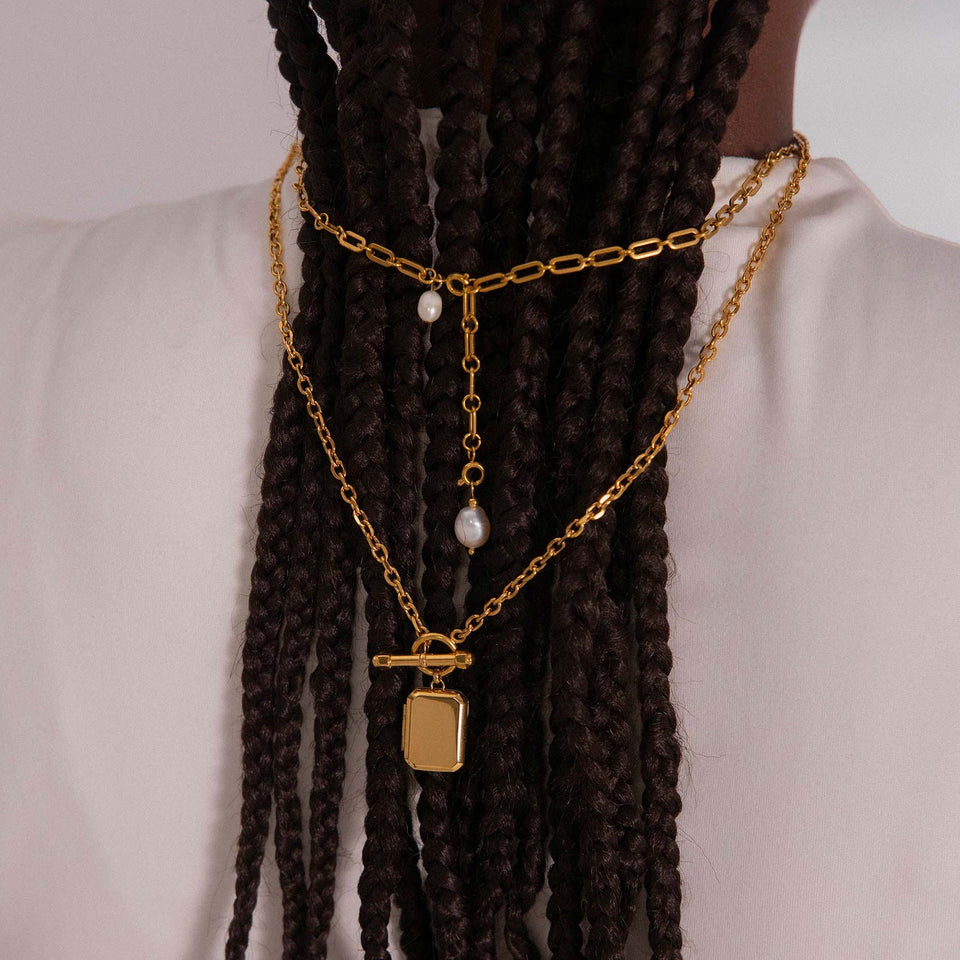 Silberne Kette mit Perlen und Anhänger, getragen im Haar, von PURELEI.