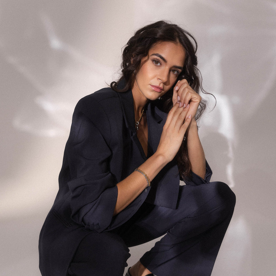 Elegantes, schwarzes Outfit mit PURELEI Schmuck, inspiriert von femininer Stärke.