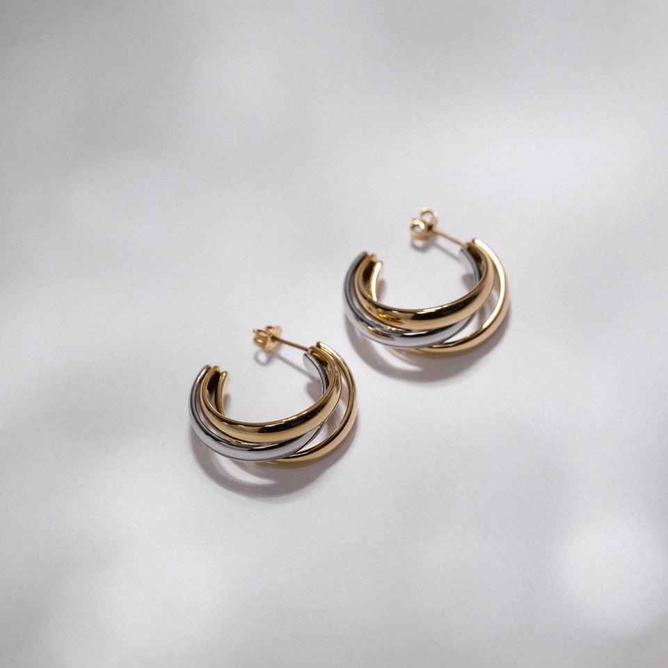 Elegante, goldene Creolen von PURELEI mit geschwungenem Design, strahlen zeitlose Schönheit aus.