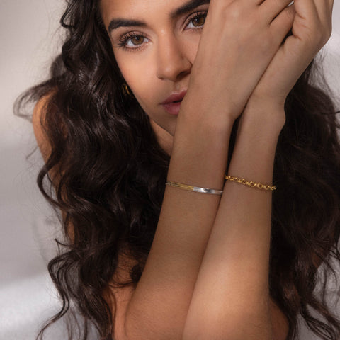 Silbernes und roségoldenes Armband von PURELEI, elegant und feminin, getragen am Handgelenk.