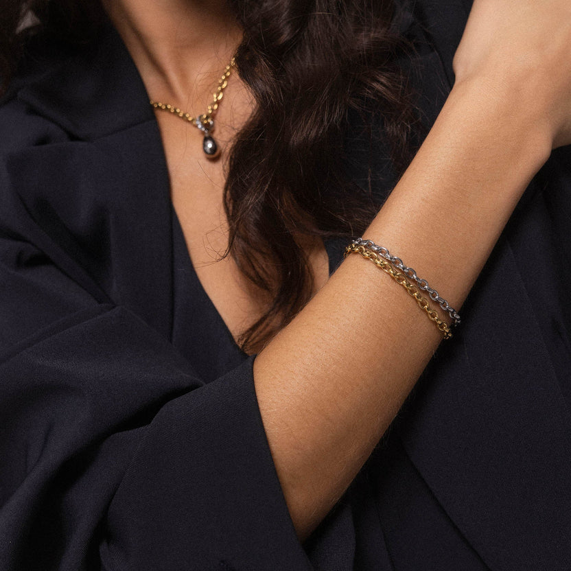 Roségoldenes Armband mit feinen Gliedern, getragen am Handgelenk, PURELEI.