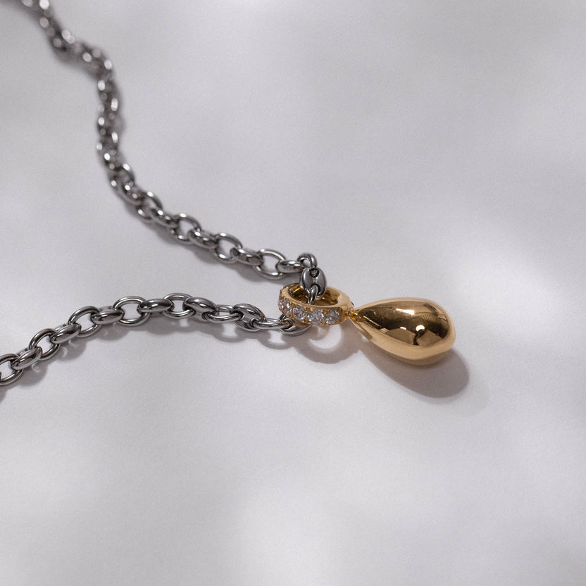 Silberne Kette mit tropfenförmigem Anhänger von PURELEI, elegant und modern.