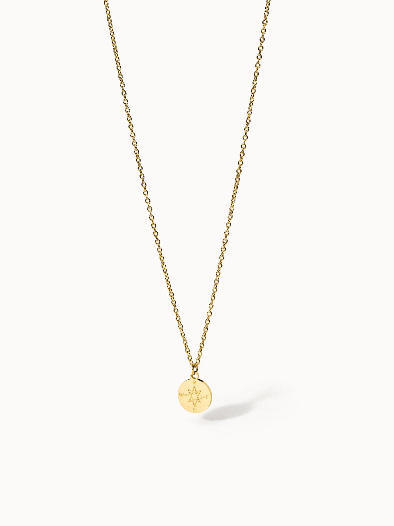 mrmarvos.shoppass Kette aus 18K vergoldetem Edelstahl mit Kompassanhänger, pur und elegant vor weißem Hintergrund.