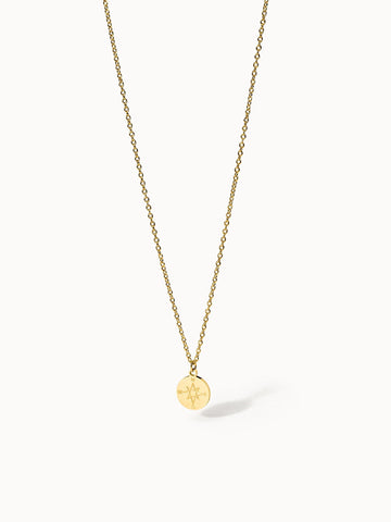 mrmarvos.shoppass Kette aus 18K vergoldetem Edelstahl mit Kompassanhänger, pur und elegant vor weißem Hintergrund.