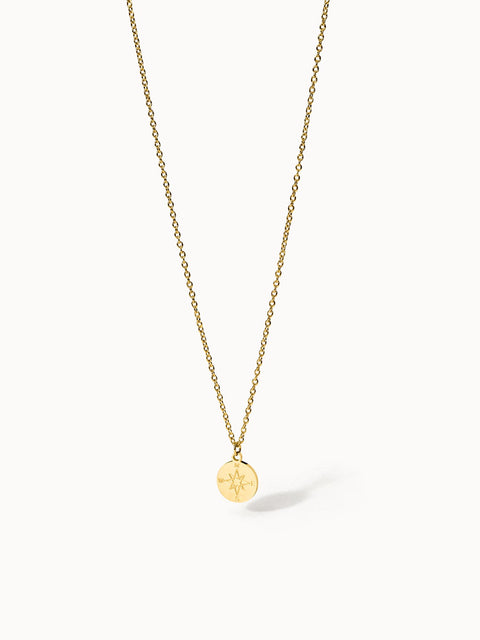 mrmarvos.shoppass Kette aus 18K vergoldetem Edelstahl mit Kompassanhänger, pur und elegant vor weißem Hintergrund.