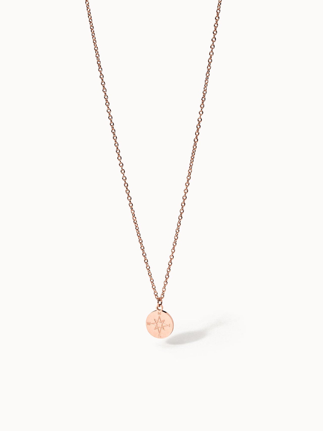 mrmarvos.shoppass Kette aus rosévergoldetem Edelstahl mit filigranem Kompass-Anhänger, elegant und zeitlos.