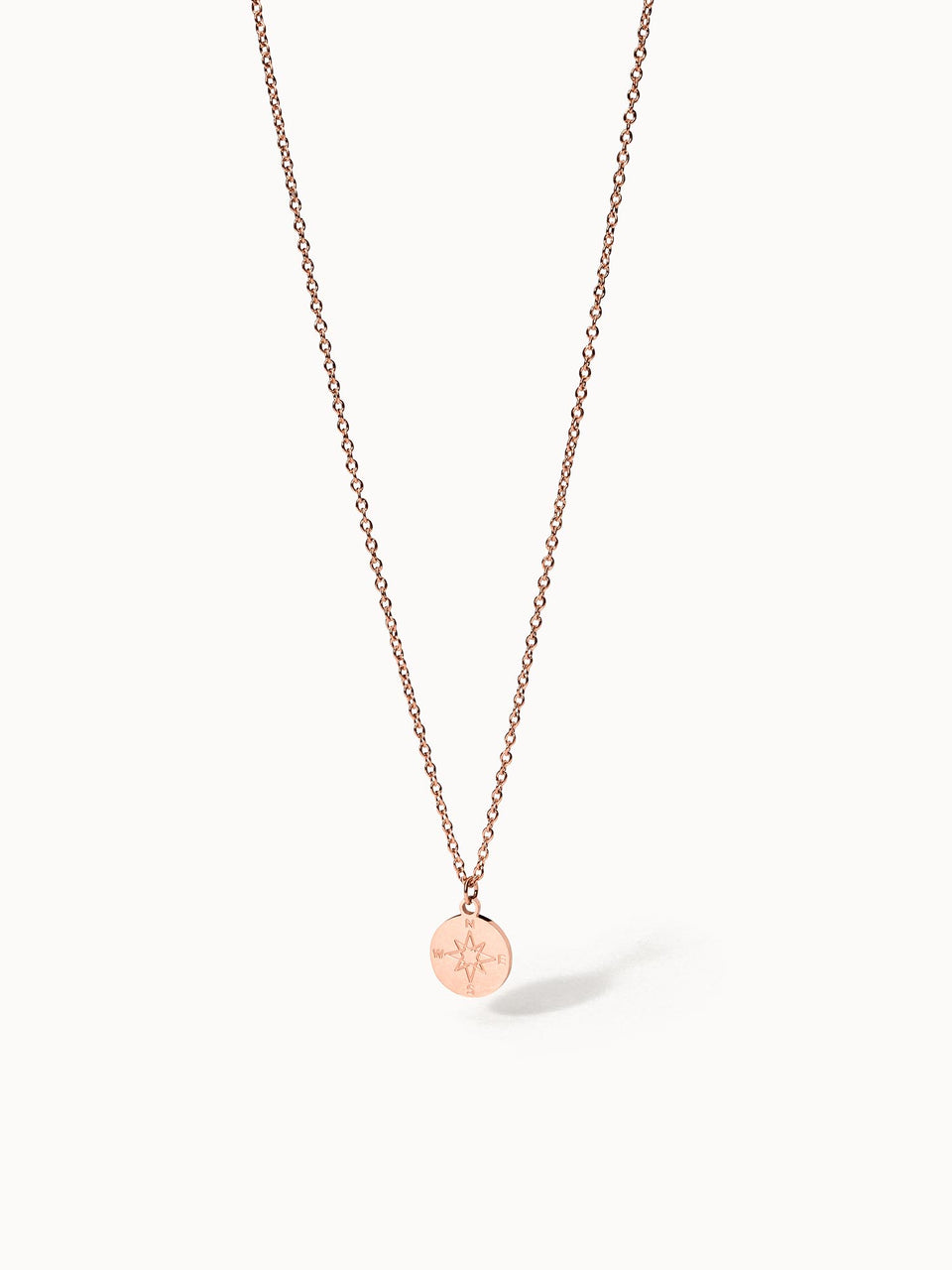 mrmarvos.shoppass Kette aus rosévergoldetem Edelstahl mit filigranem Kompass-Anhänger, elegant und zeitlos.