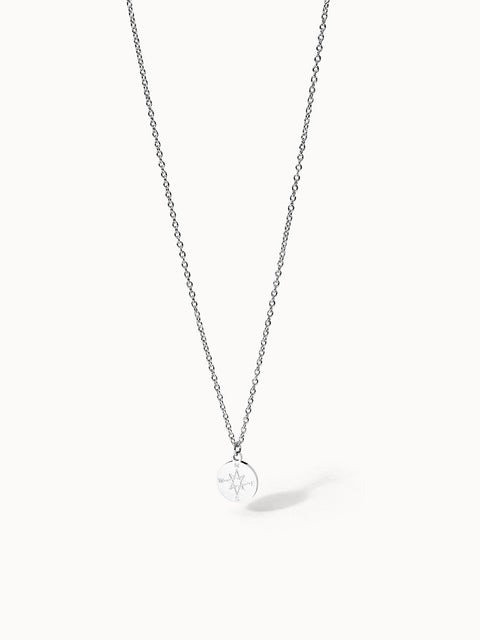 mrmarvos.shoppass Kette aus nickelfreiem Silber mit Kompass-Anhänger, elegant und dezent, zeitlos tragbar.