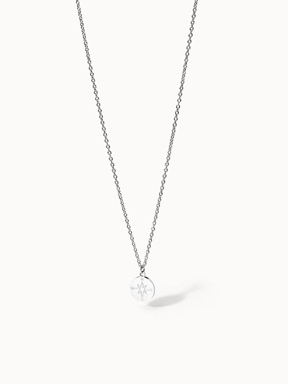 mrmarvos.shoppass Kette aus nickelfreiem Silber mit Kompass-Anhänger, elegant und dezent, zeitlos tragbar.