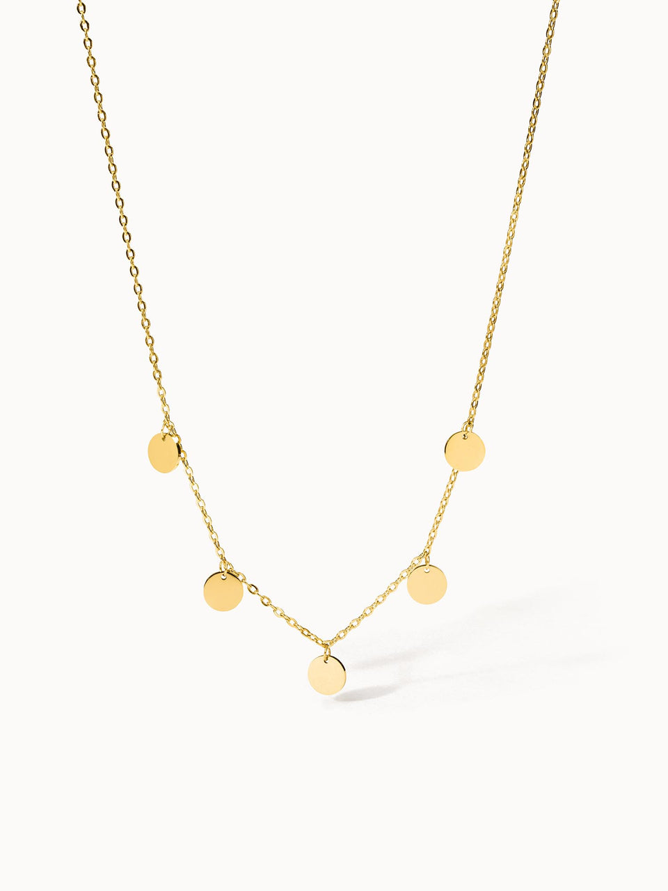 Kalea Kette von PURELEI, goldene Edelstahlkette mit filigranen Scheiben, elegant, fein und feminin inszeniert.