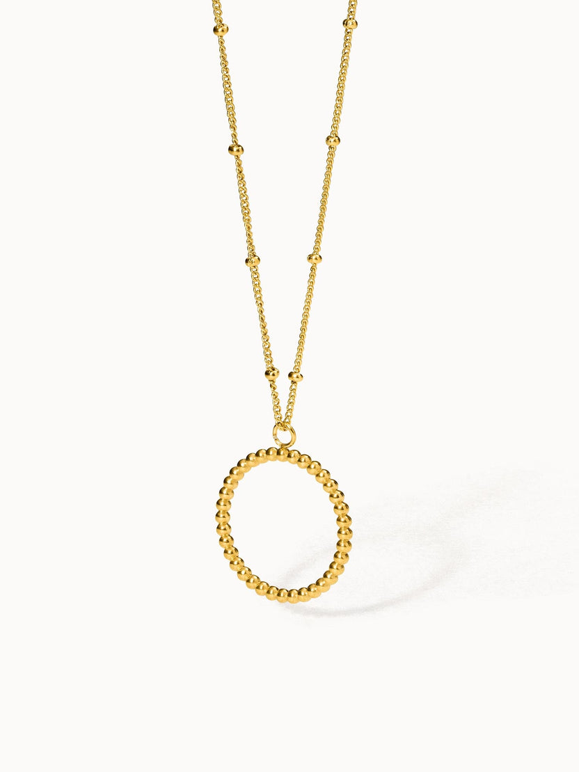 PURELEI Karma Kette aus 18K vergoldetem Edelstahl, filigraner Kreisanhänger, elegant und zeitlos designed.