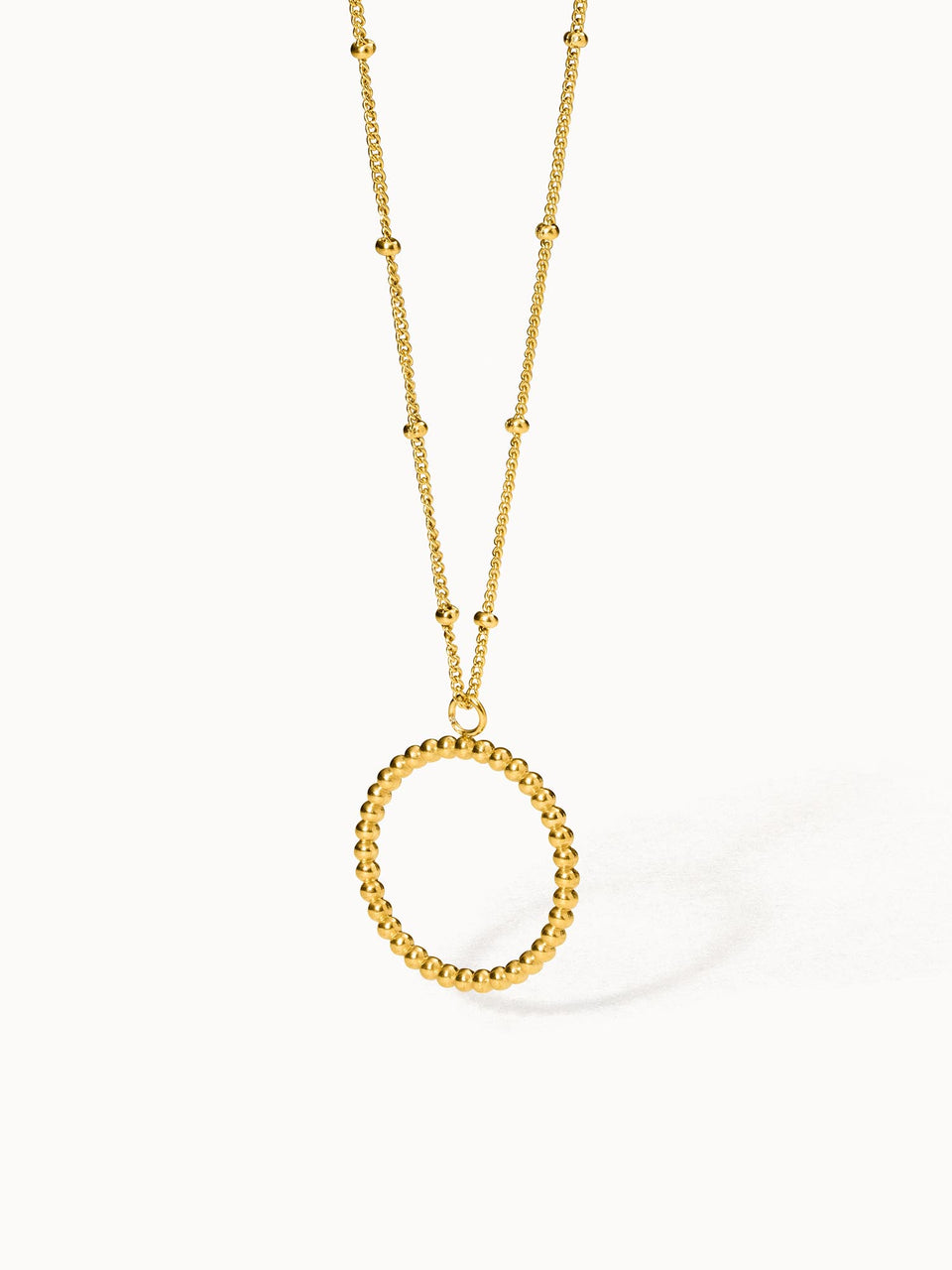 PURELEI Karma Kette aus 18K vergoldetem Edelstahl, filigraner Kreisanhänger, elegant und zeitlos designed.