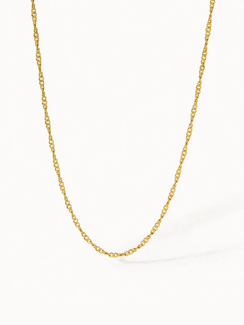 PURELEI Kaula Kette in 18K Gold mit feinem, gedrehtem Design, schlichte Eleganz für jeden Look.