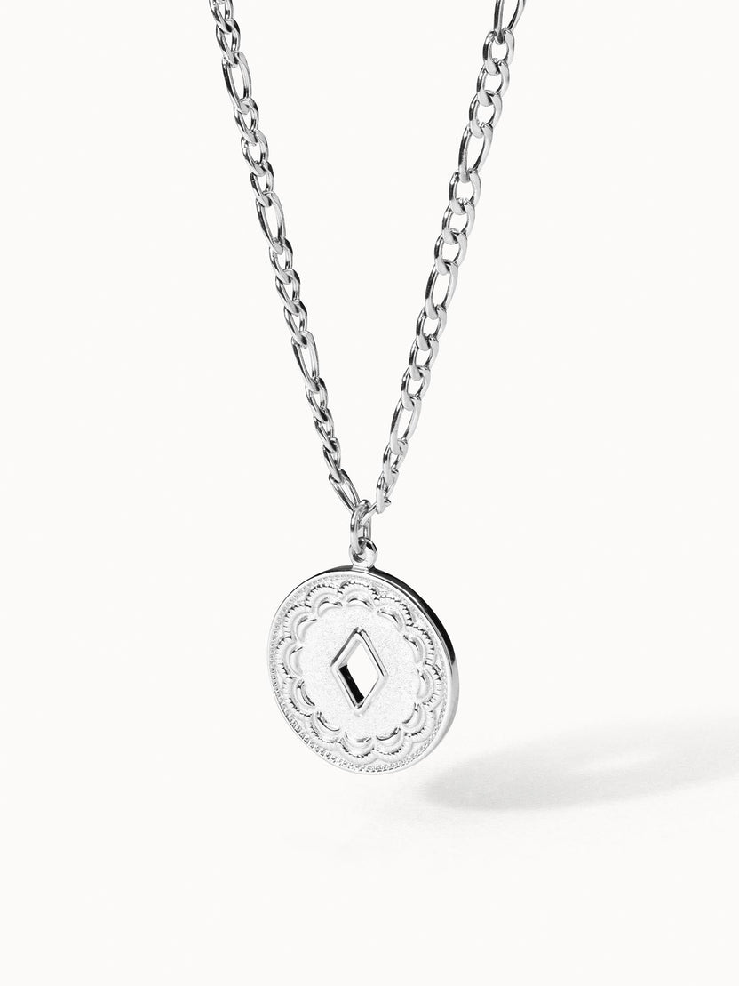 Silberne Lolani Kette mit gemustertem Coin und Ausstanzung, edel und feminin, Purelei Design, nickelfrei.