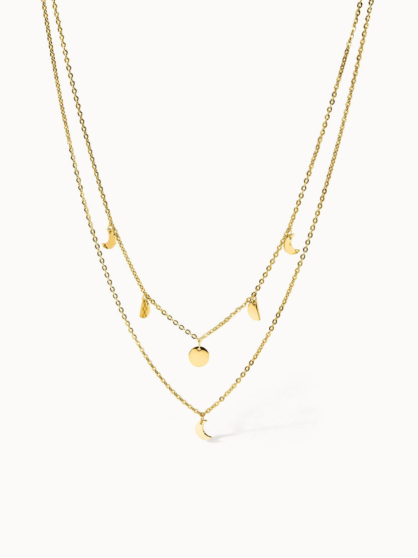 Filigrane goldene Luna Kette von PURELEI mit mondförmigen Anhängern, elegant und femininer Island-Spirit.