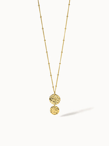 PURELEI Malihini Coin Kette aus goldvergoldetem Edelstahl mit strukturierter Münz-Anhängerkombination, elegant und zeitlos