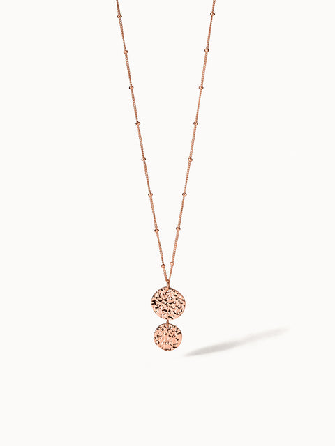 PURELEI Malihini Coin Kette in 18K Roségold mit strukturierten Anhängern, elegant und feminin inszeniert vor hellem Hintergrund