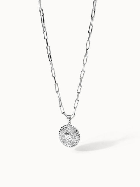 PURELEI Waina Kette aus nickelfreiem Silber mit filigran geprägtem Rundanhänger, elegant und zeitlos.