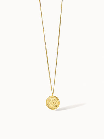 Zodiac Kette von PURELEI, Gold Edelstahl, feiner Sternzeichen-Anhänger, elegant und warm im klaren Licht.