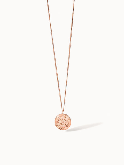 PURELEI Zodiac Kette in warmem Roségold mit feinem Sternzeichen-Anhänger, elegant und feminin inszeniert.