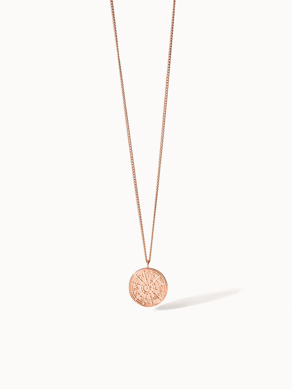 PURELEI Zodiac Kette in warmem Roségold mit feinem Sternzeichen-Anhänger, elegant und feminin inszeniert.