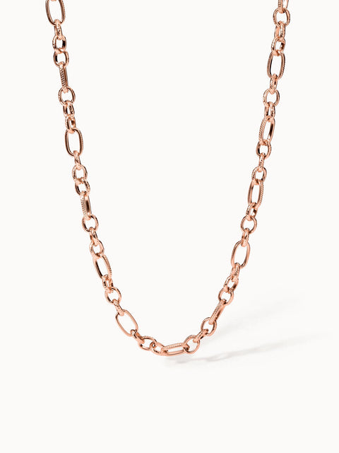 PURELEI Fashion Show Kette in Roségold mit fein geschrafften Gliedern, elegant und hochwertig inszeniert.