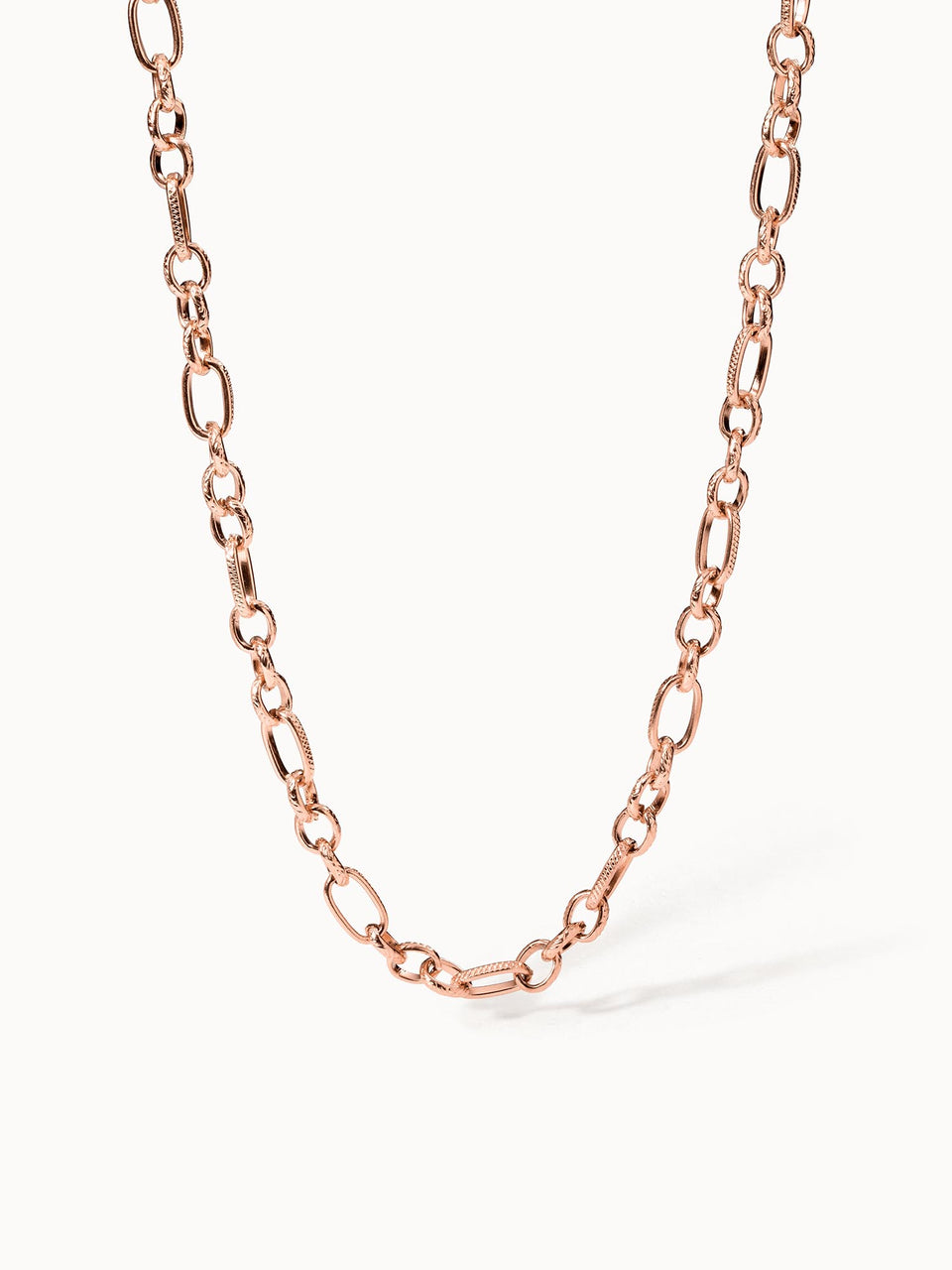 PURELEI Fashion Show Kette in Roségold mit fein geschrafften Gliedern, elegant und hochwertig inszeniert.