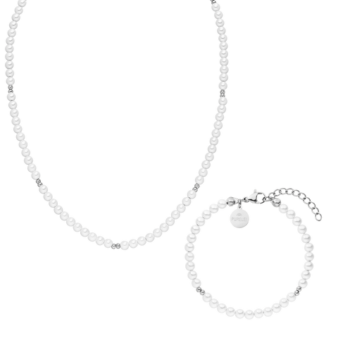 Weiße Perlenkette und Armband von PURELEI, elegant und zeitlos, mit silbernen Akzenten.