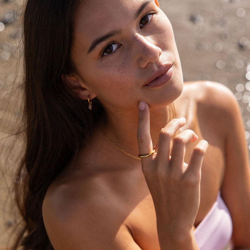Glossy Ring aus 18K Gold Edelstahl, elegant glänzend, am Finger getragen, pure feminine Schönheit von PURELEI.