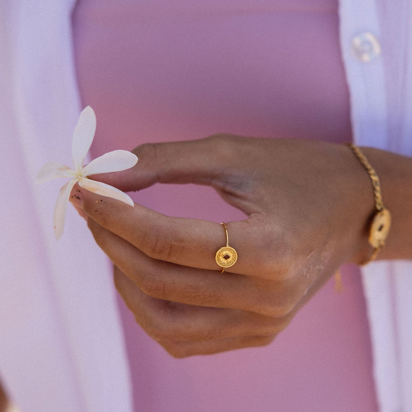 Roségoldener Ring mit zartem Design, getragen mit Blüte, PURELEI Aloha-Vibes.
