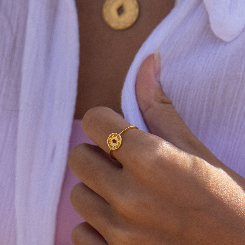 Roségoldener Ring mit quadratischem Design, getragen an einem zarten Finger von PURELEI.