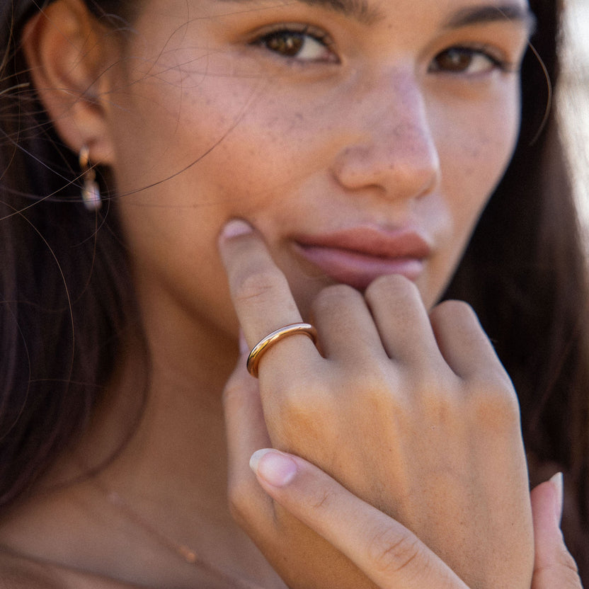 Glossy Ring aus 18K vergoldetem Edelstahl, schlicht und elegant am Finger getragen, PURELEI Island-Spirit.
