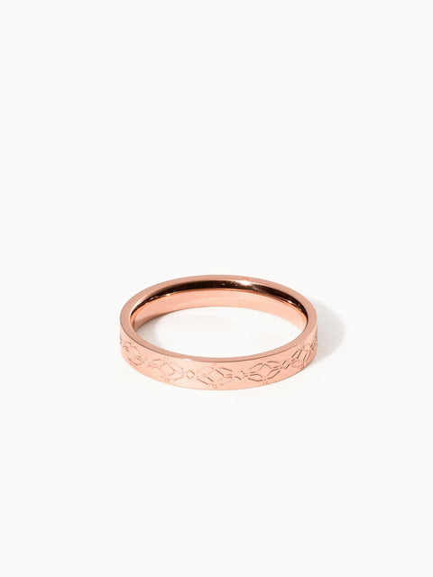 Ka Pua Ring aus roségoldenem Edelstahl mit eingraviertem exotischem Muster, pur und elegant von PURELEI.