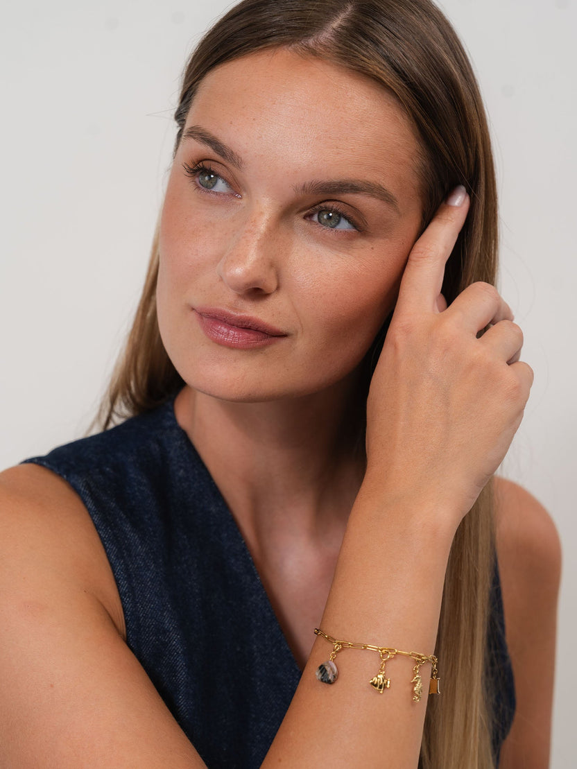 {"color":"Gold"}