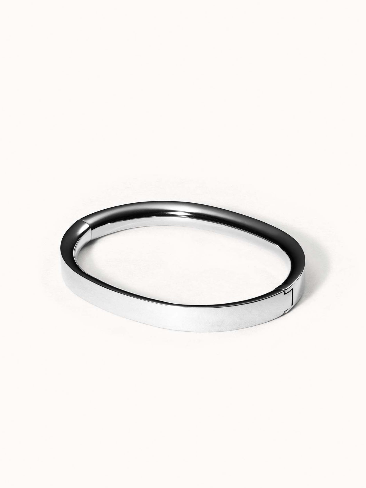 Elegantes, silbernes Armband von PURELEI mit klaren Linien und modernem Design.