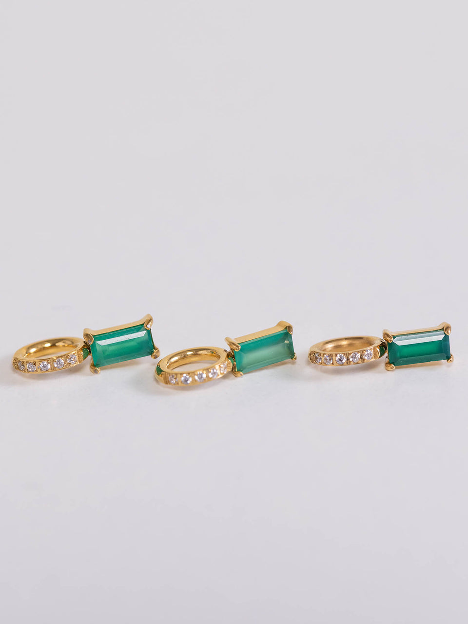 PURELEI Geburtsstein Mai Chrysopras Charm in Gold mit grünem Chrysopras und weißen Zirkonia, elegant und feminin.