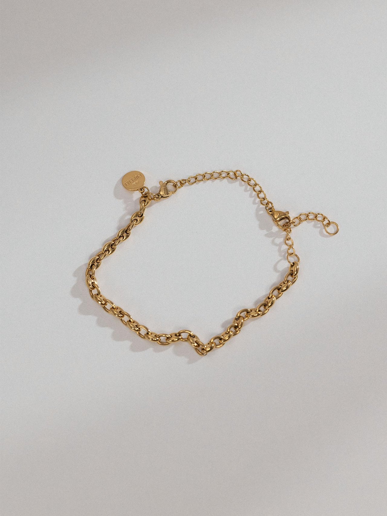 PURELEI Armband Extender aus 18K vergoldetem Edelstahl mit feiner Gliederkette auf hellgrauem Hintergrund
