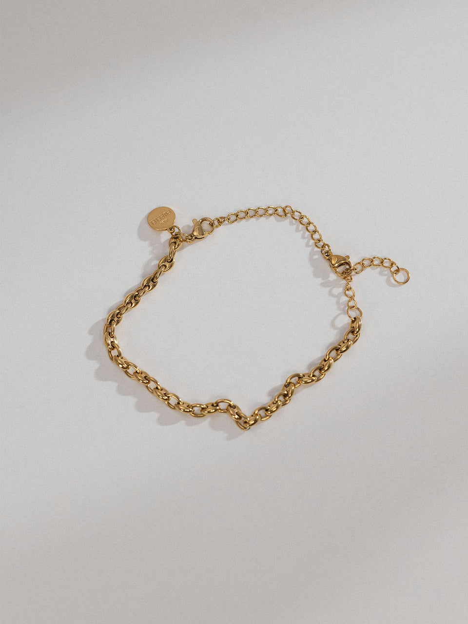 PURELEI Armband Extender aus 18K vergoldetem Edelstahl mit feiner Gliederkette auf hellgrauem Hintergrund