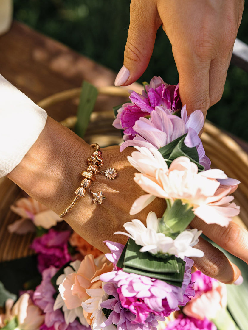 PURELEI Lei Herz Bubble Charm Roségold am Handgelenk mit bunten tropischen Blumen, feminine Leichtigkeit.