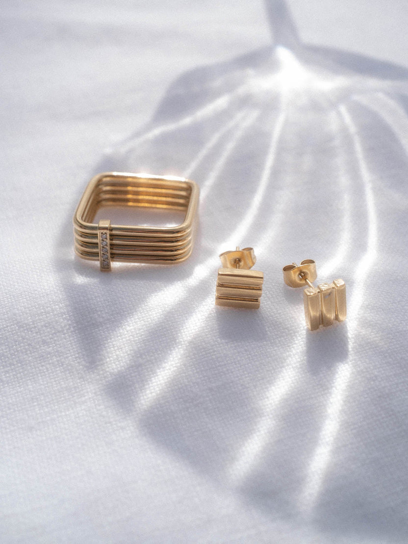 {"color":"Gold"}