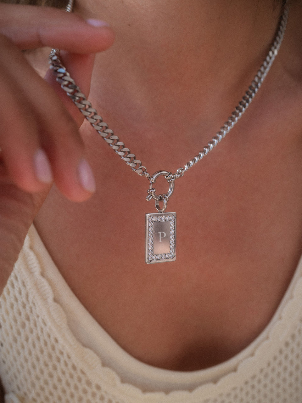 PURELEI Bold Charm Kette in Silber mit großem Charmverschluss, elegant und femininer Island-Spirit am Hals.