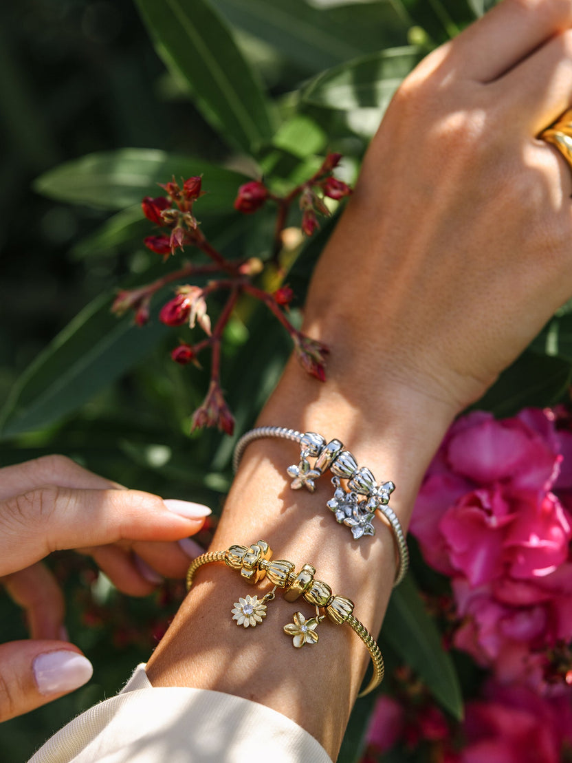PURELEI Lei Herz Bubble Charm in 14K Gold-Edelstahl am Arm, verspielt und feminin, inspiriert von hawaiianischer Leichtigkeit