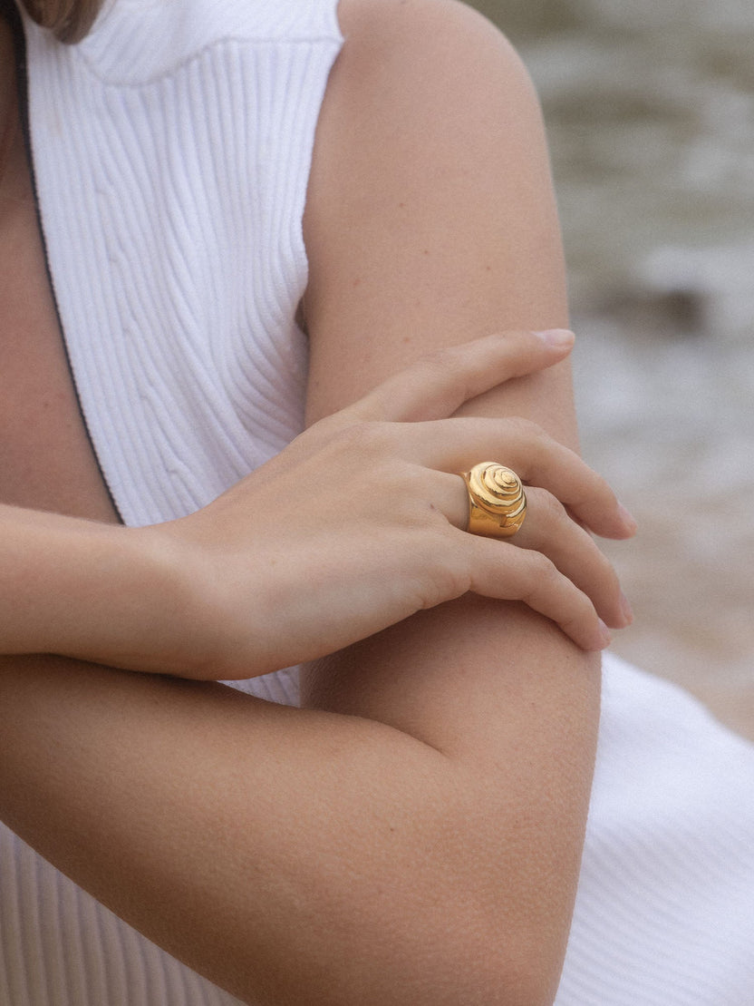 {"color":"Gold"}