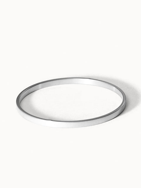 Schlichtes, silbernes Armband von PURELEI, elegant und modern in minimalistischer Form.