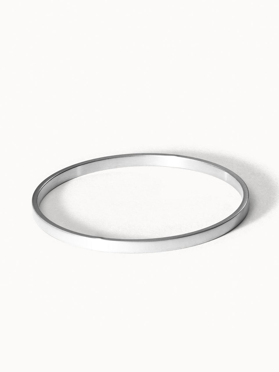 Schlichtes, silbernes Armband von PURELEI, elegant und modern in minimalistischer Form.